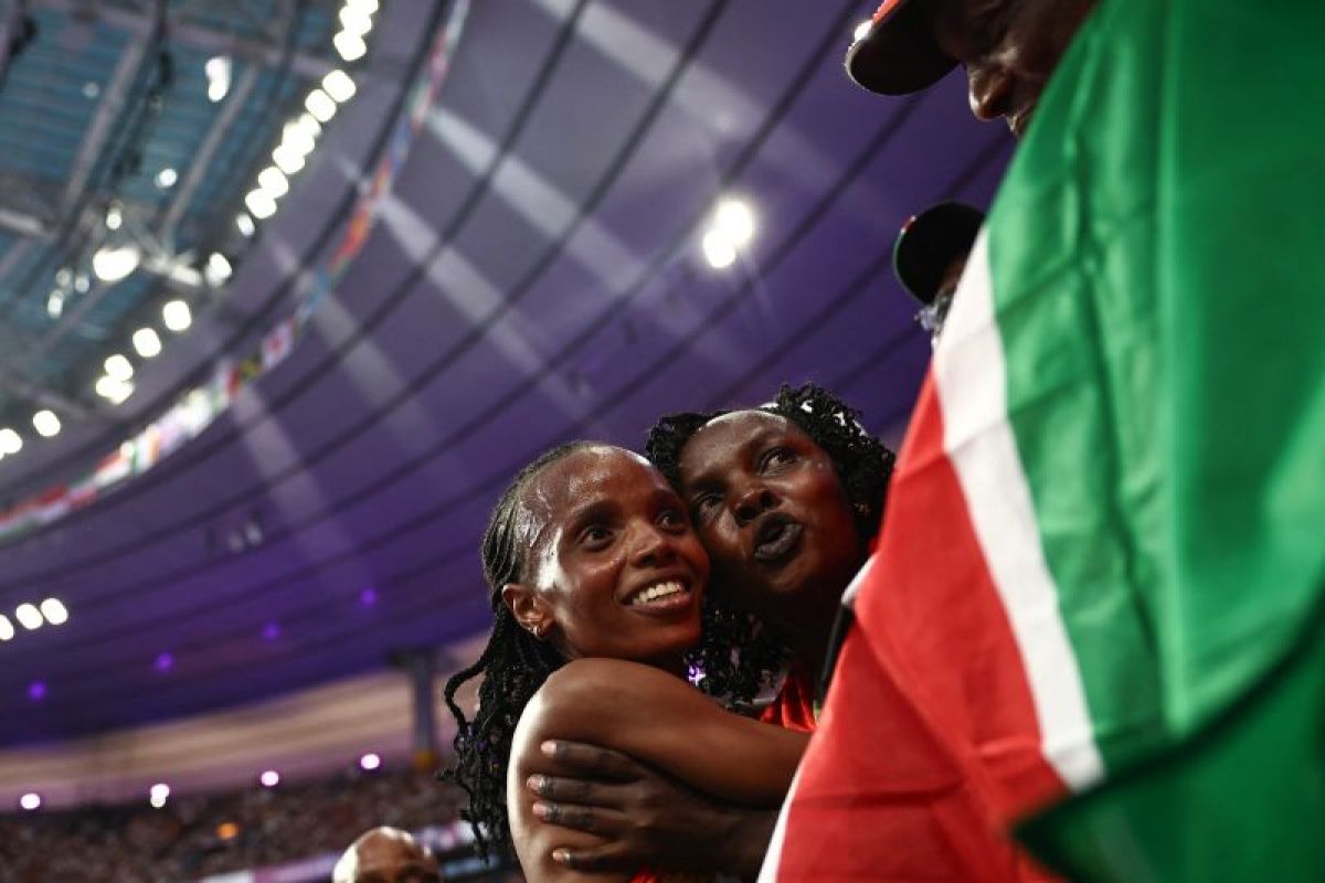 Beatrice "Smiling Assassin" Chebet dikalungi emas lari 5.000m putri