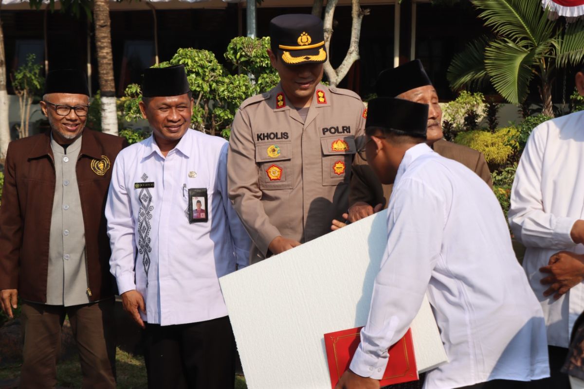 Sambut HUT RI, Polres Malang serahkan bantuan untuk rumah ibadah