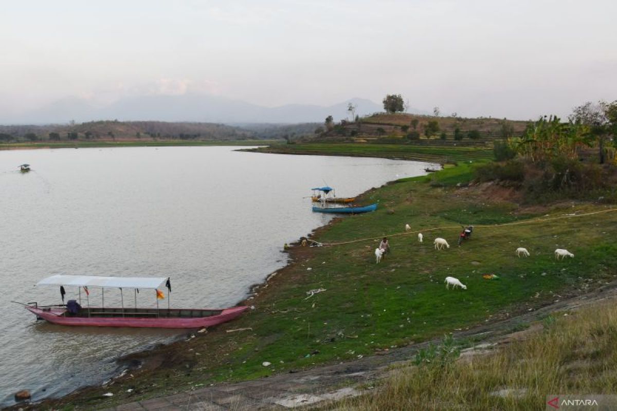 Air Waduk Dawuhan Madiun menyusut