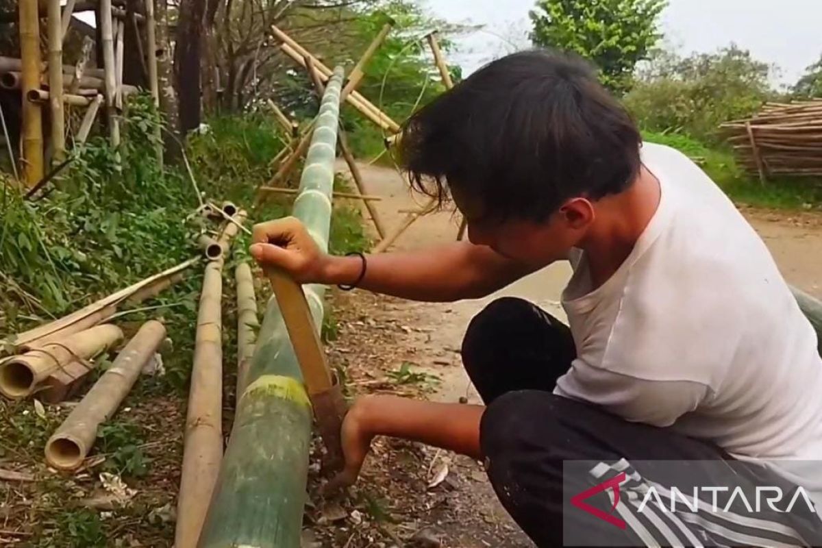 Menjelang HUT Ke-79 RI, perajin bambu di Tangerang kebanjiran pesanan