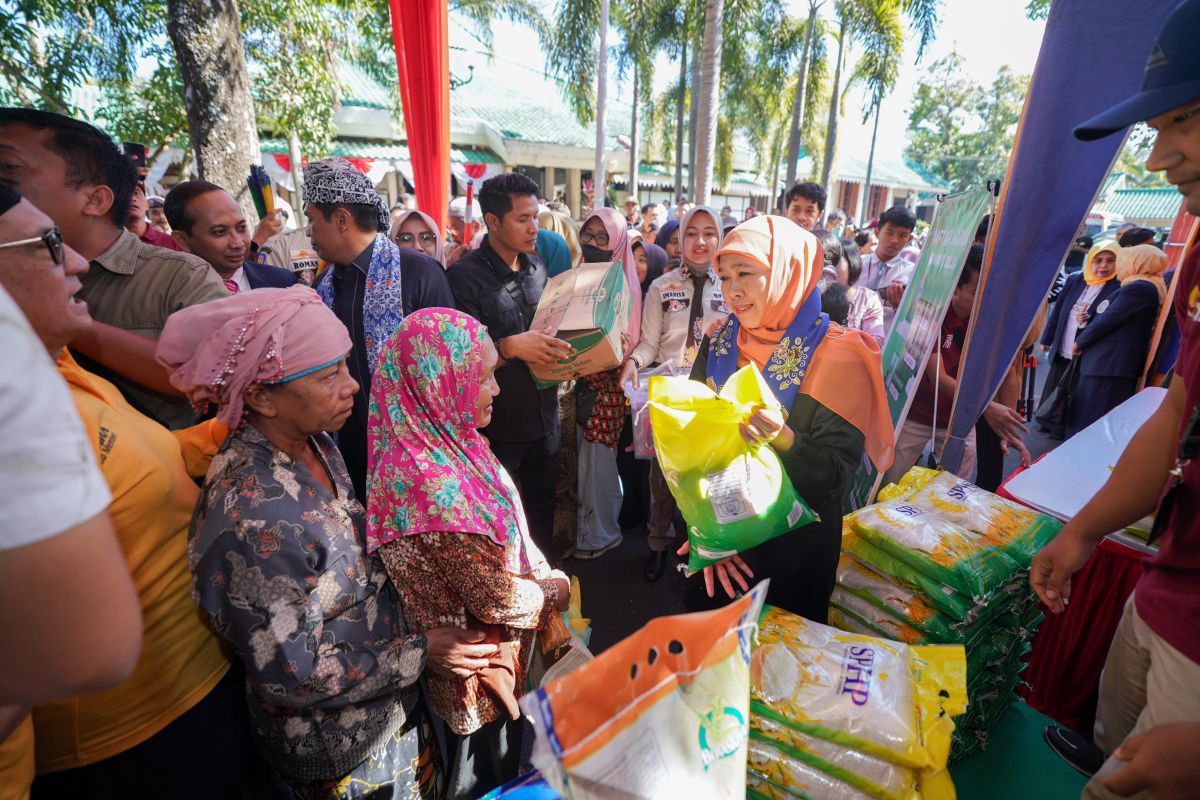 Khofifah bagikan beras serta telur untuk lansia dan anak di Bondowoso