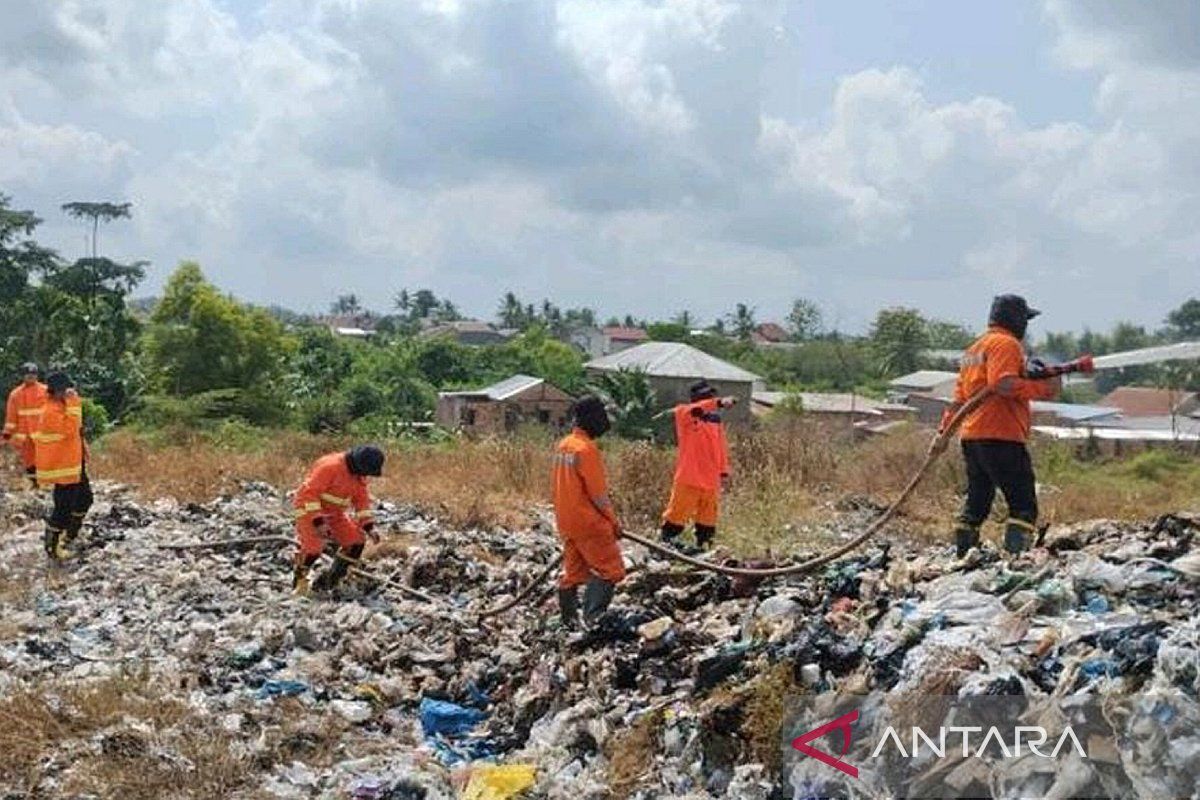 BPBD Sumsel basahi lahan TPA Sukawinatan antisipasi kebakaran