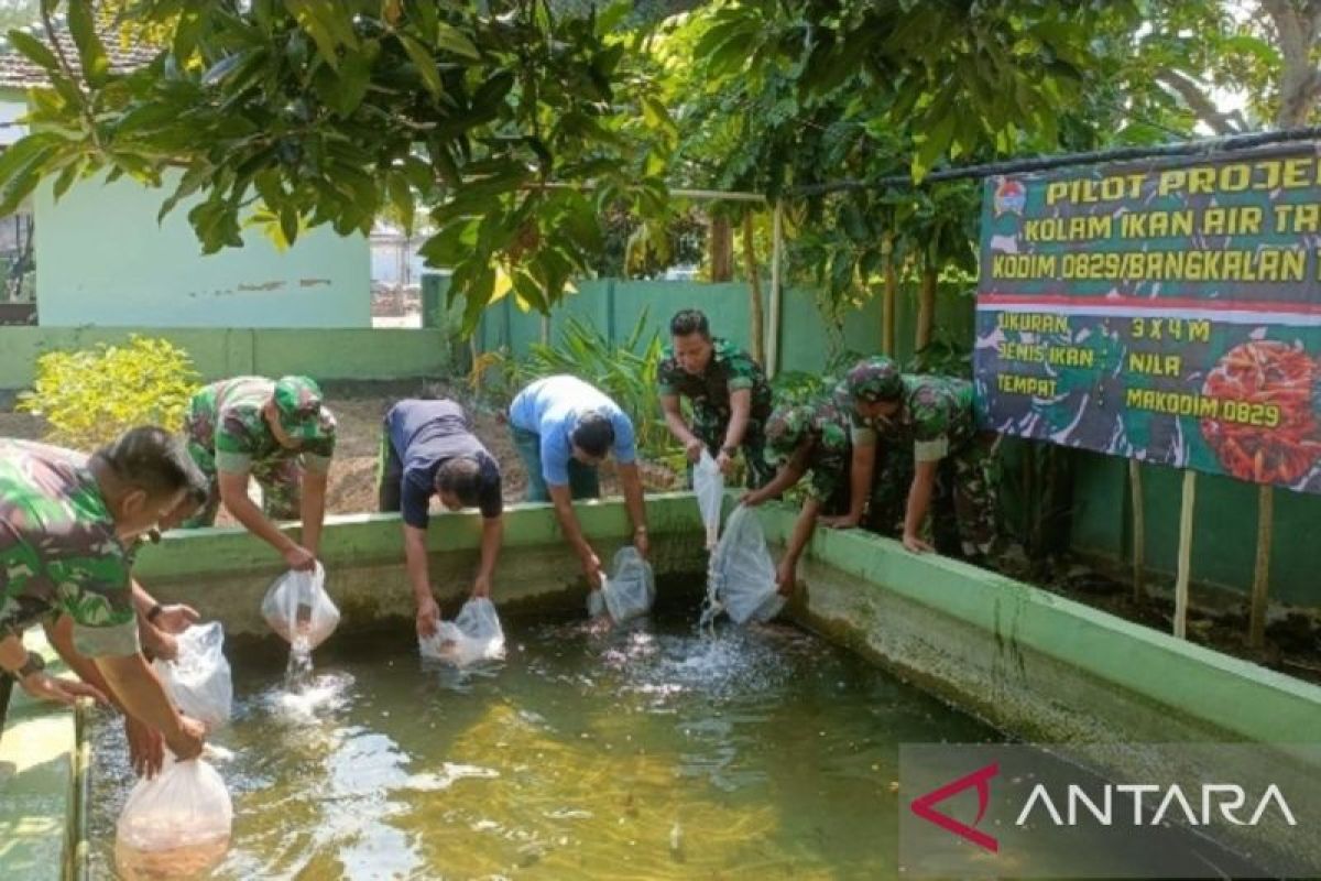 Pemprov Jatim berikan bantuan untuk pembudidaya ikan air tawar di Bangkalan