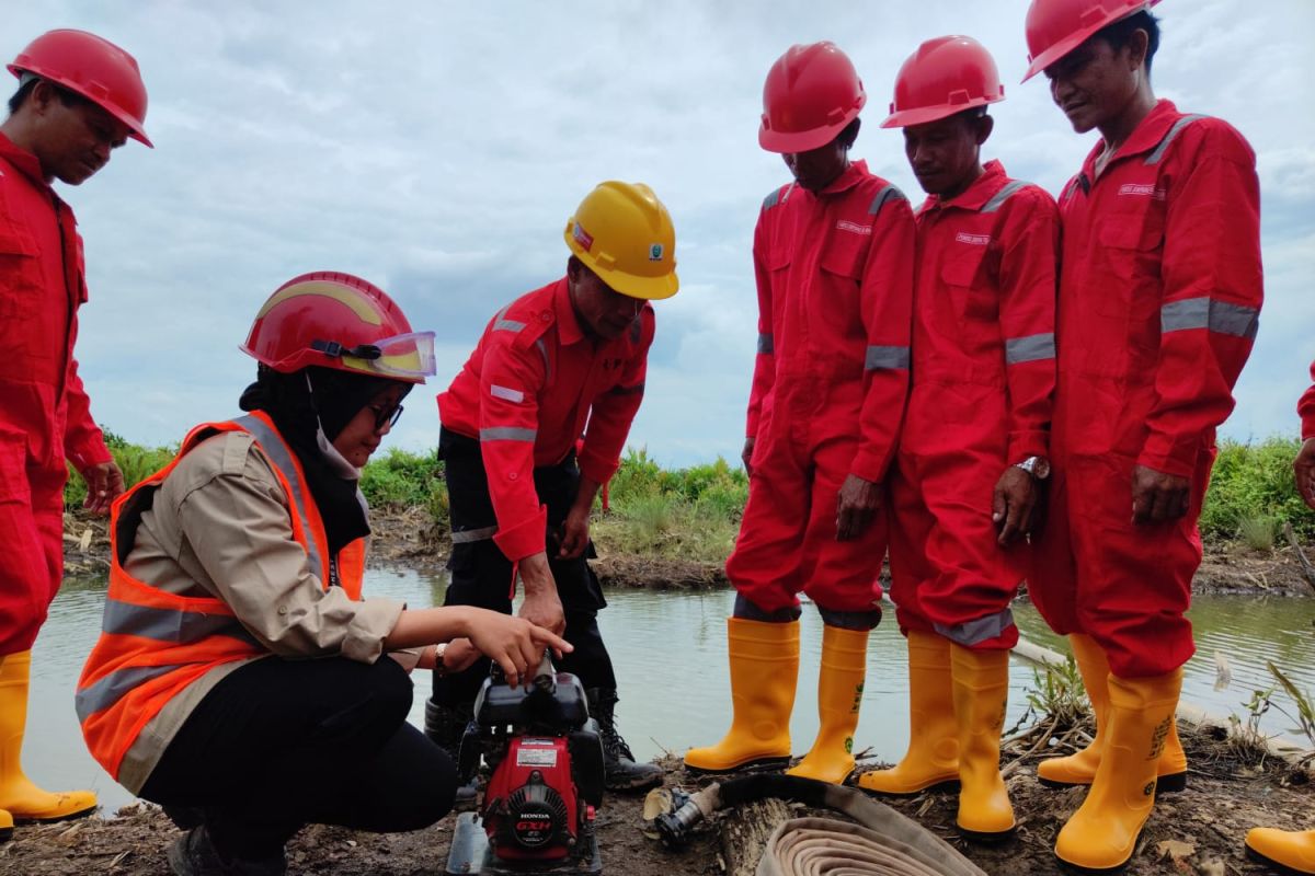 PT SBA Wood Industries latih petugas damkar Desa Simpang Tiga Makmur