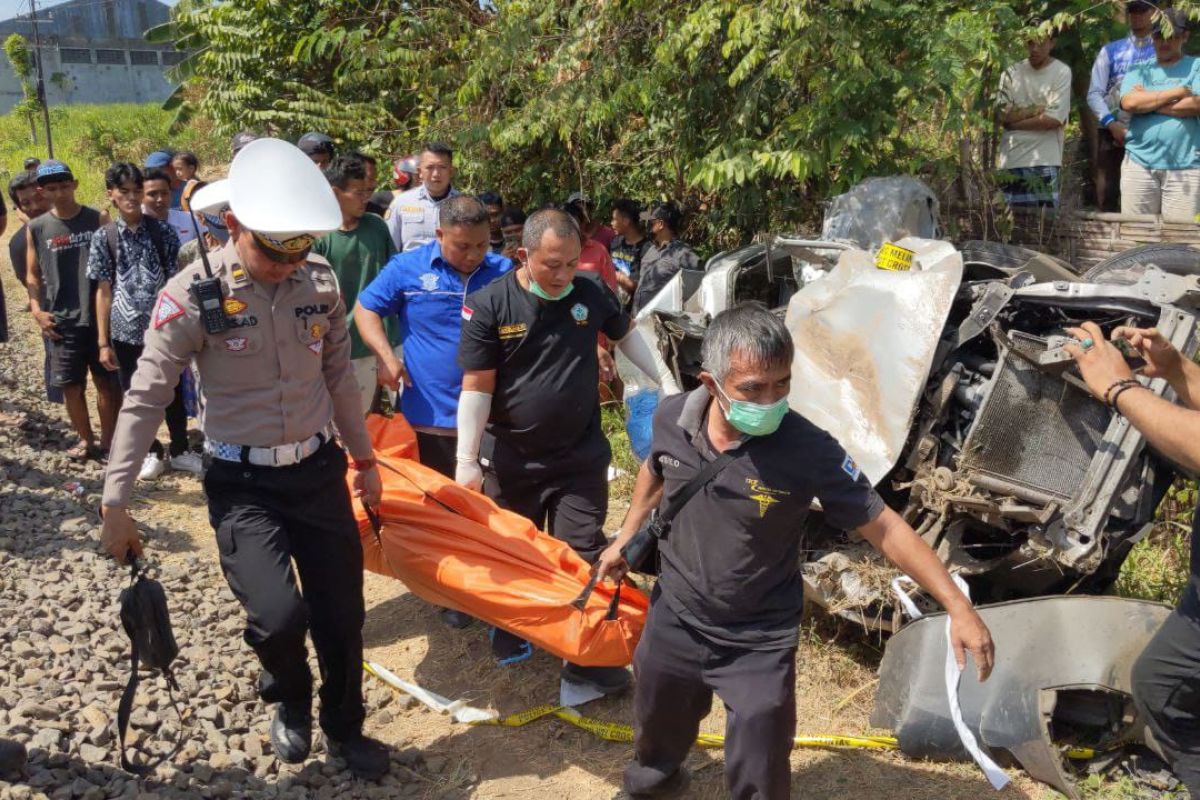 Kereta barang tabrak Avanza di Tulungagung akibatkan pengemudi tewas