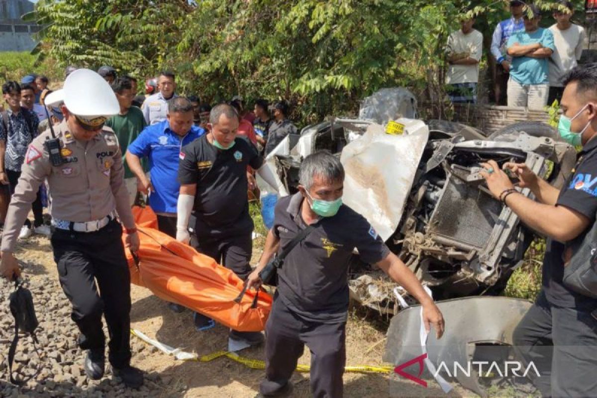 Kereta barang tabrak Avanza di Tulungagung, pengemudi mobil tewas