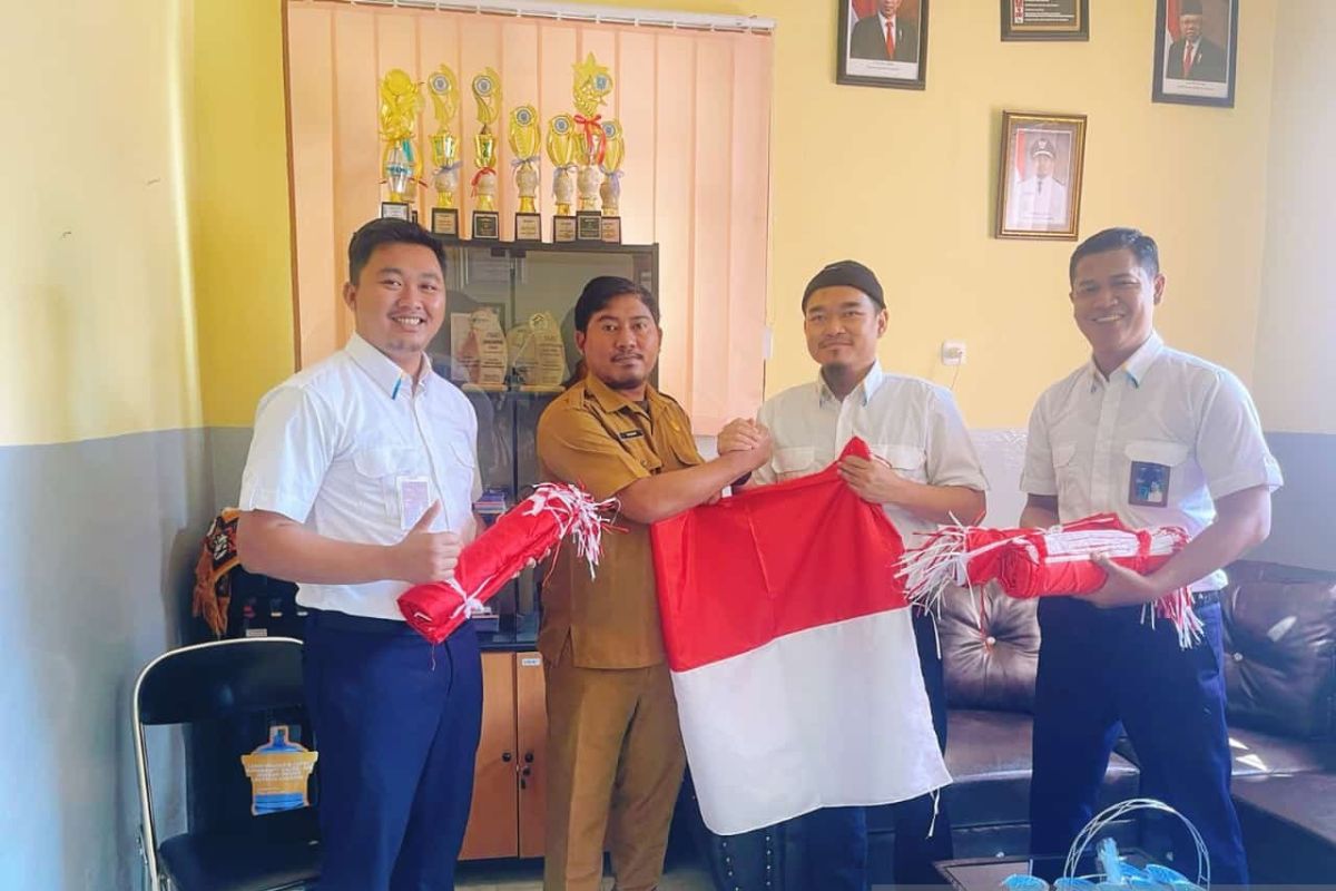 Bandara HAS Hanandjoeddin Belitung bagikan bendera Merah Putih