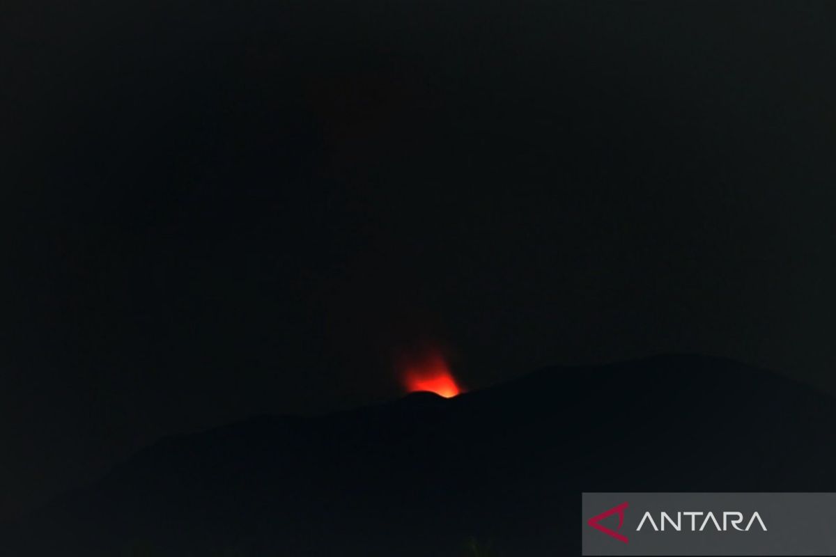 Erupsi Gunung Ibu di Halmahera keluarkan pijar api dari kawah