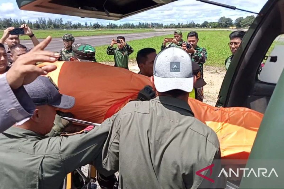 Jenazah pilot Glen Malcolm Conning berhasil dievakuasi ke RSUD Mimika oleh Tim Satgas TNI