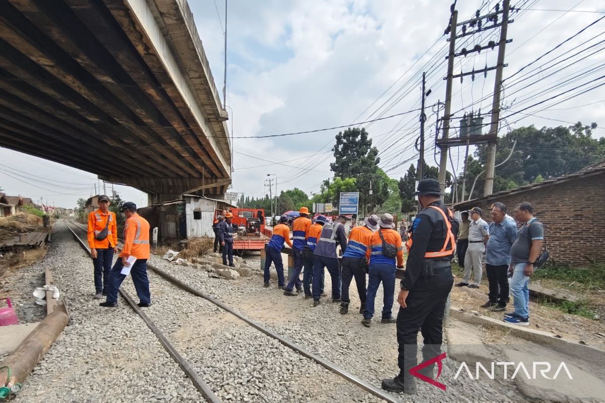 KAI Tanjungkarang tutup delapan perlintasan sebidang liar