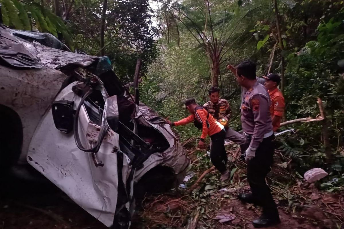 Fortuner terjun ke jurang empat tewas