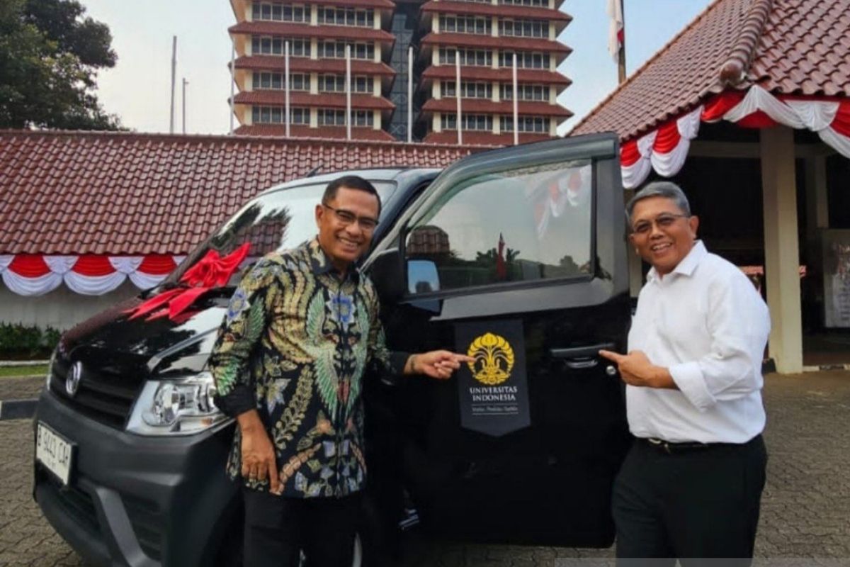 Asrama UI dapat bantuan mobil pikup dari DFSK Sokon Indonesia