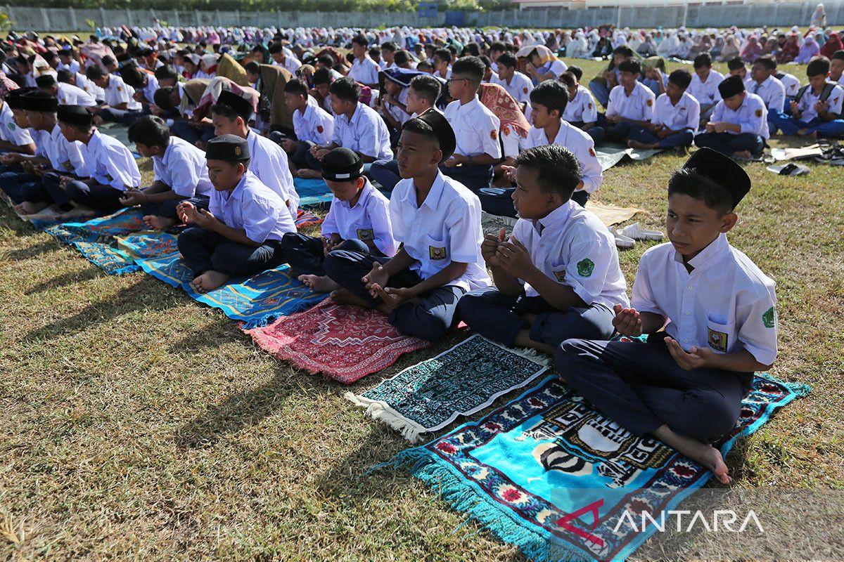 FOTO - Warga terdampak kekeringan shalat istisqa