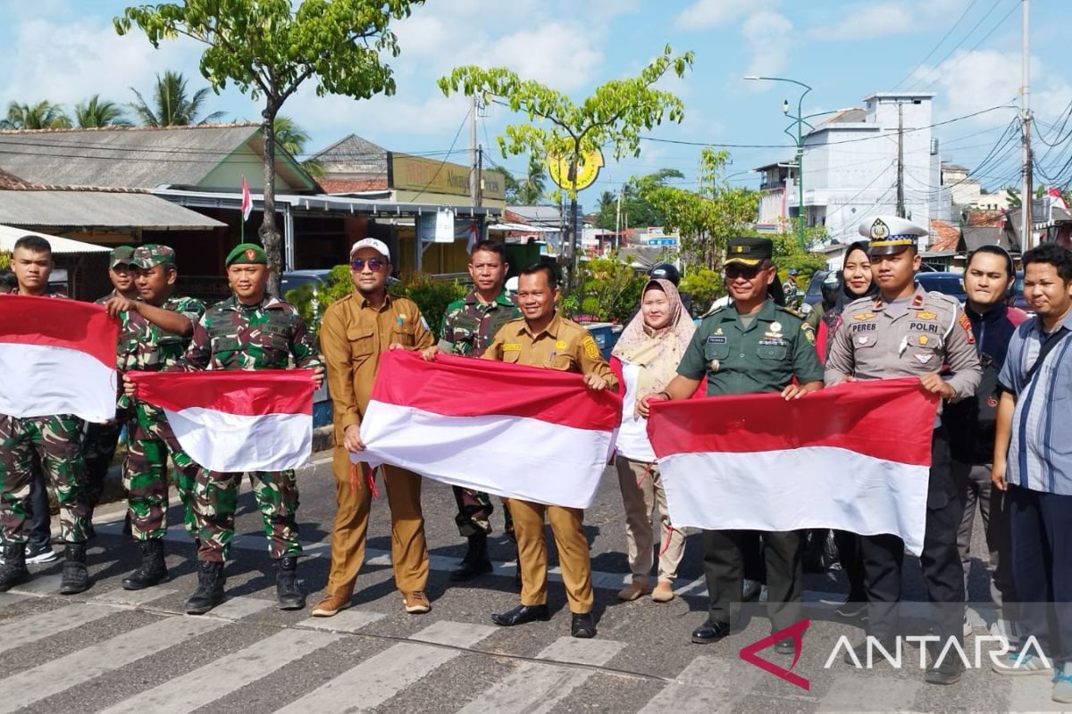 Kesbangpol Bangka Selatan dan TNI-Polri bagikan Bendera Merah Putih gratis kepada masyarakat