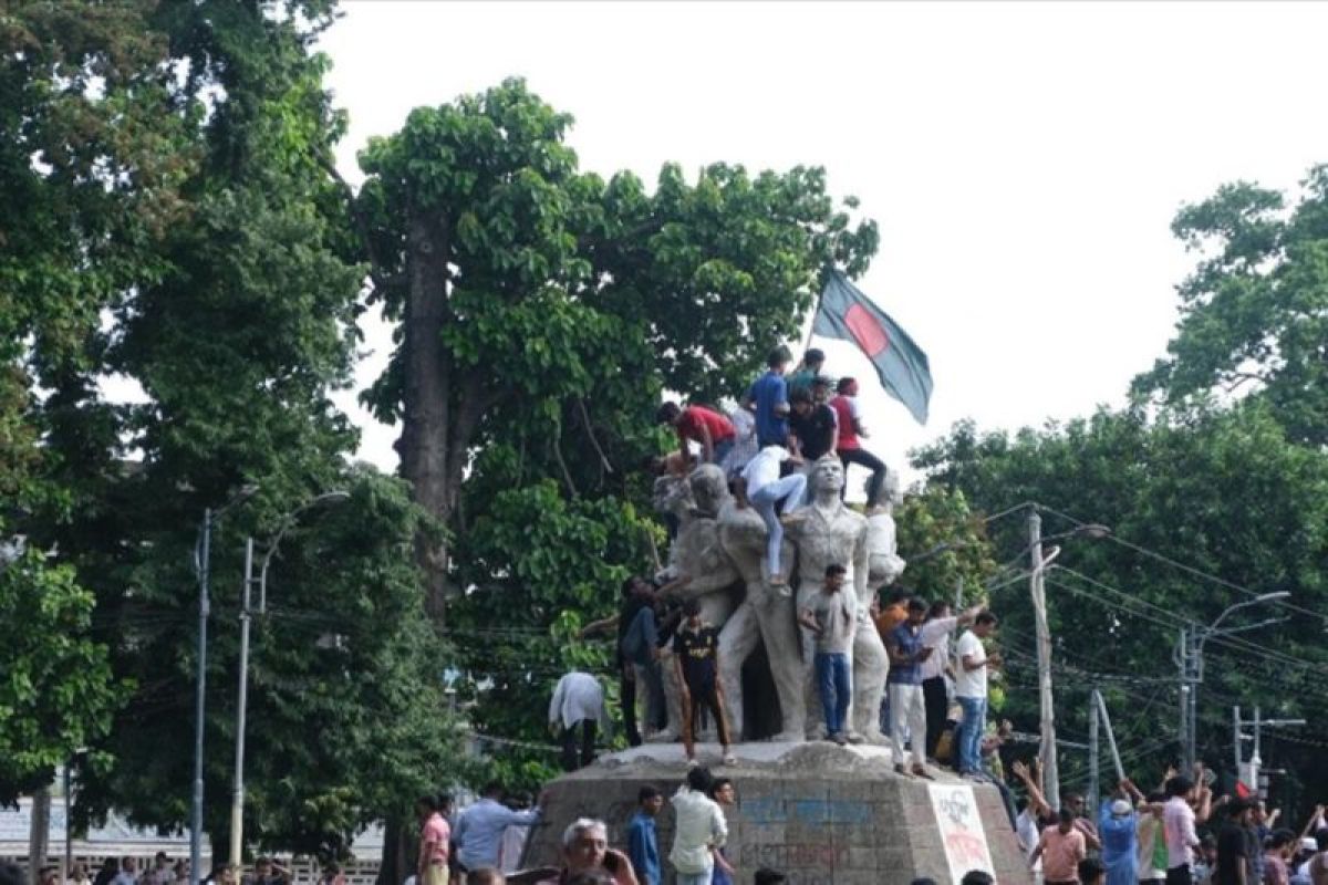 Perusuh di Bangladesh merusak gedung pemerintah dan kediaman politisi