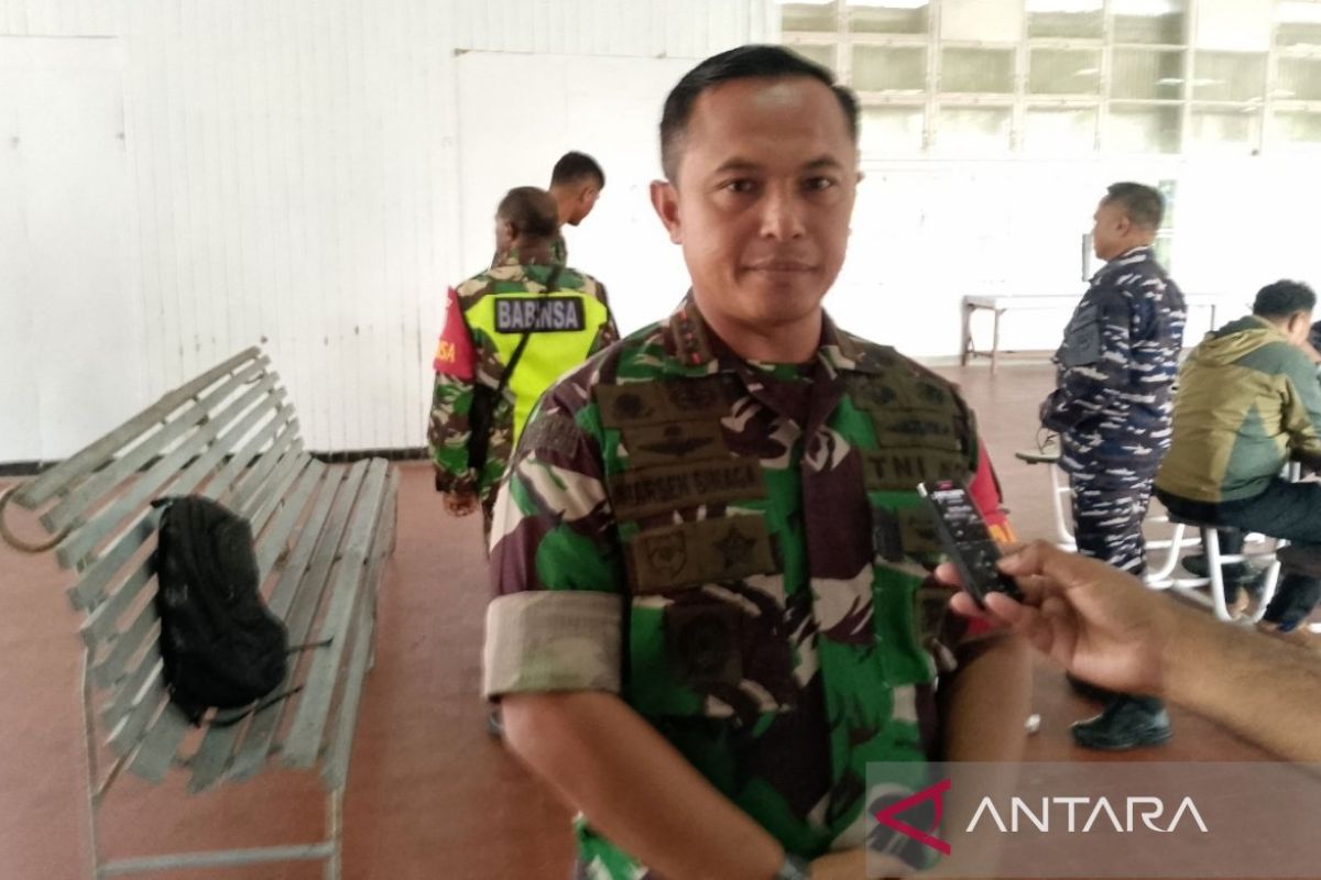 Kodim 1708 Biak bagikan 1.000 Bendera Merah Putih sambut HUT ke-79 RI