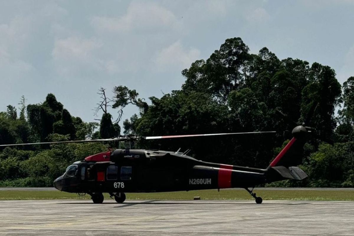 Helikopterp black hawk bersiap operasi padamkan karhutla di Riau 