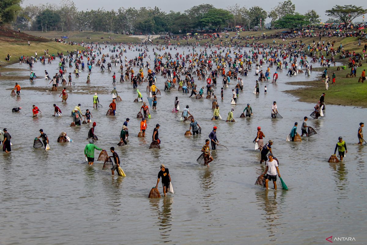 Tradisi Pemetan Ikan di Bojonegoro