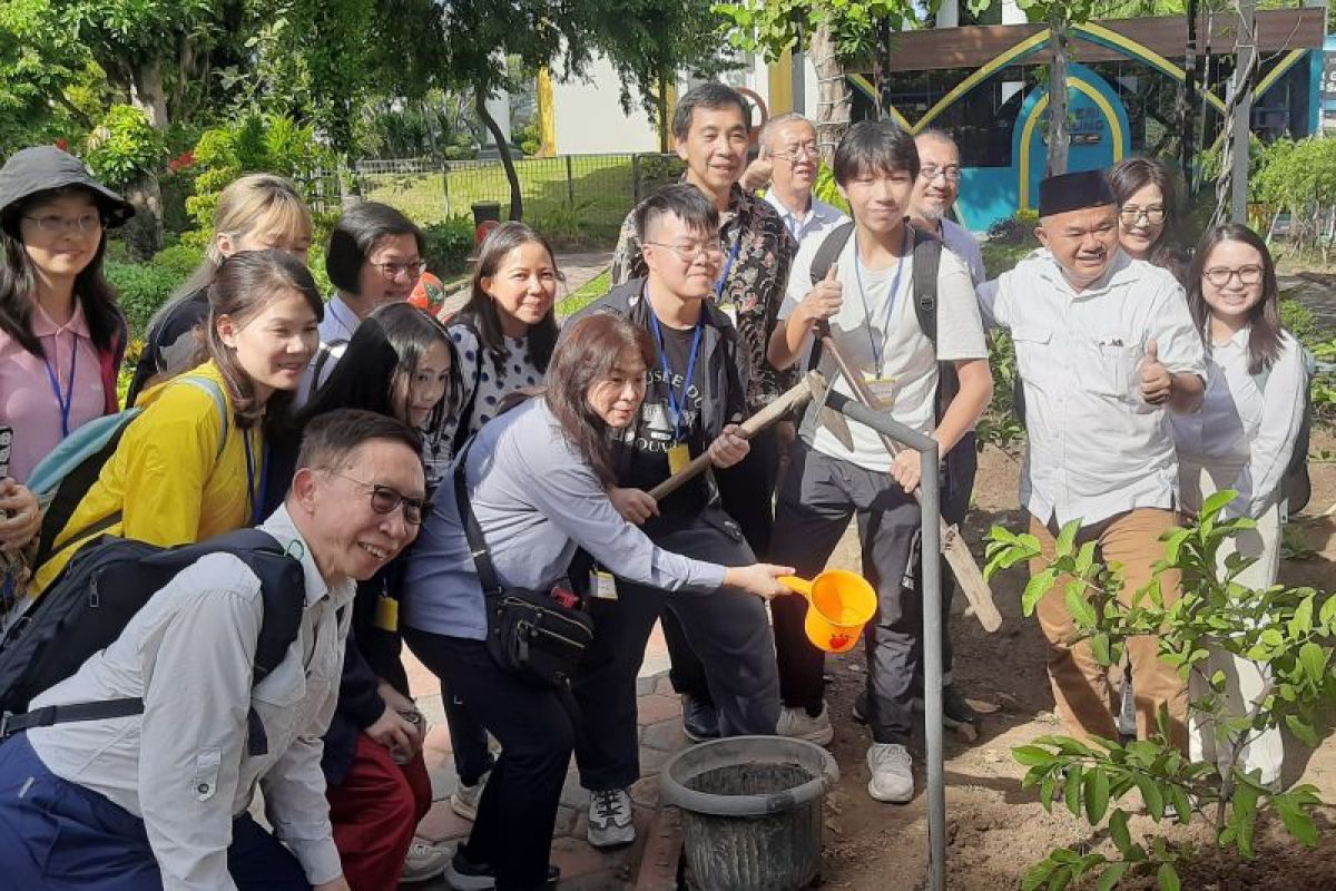 18 mahasiswa-praktisi YME Hong Kong kagumi Masjid Al-Akbar Surabaya