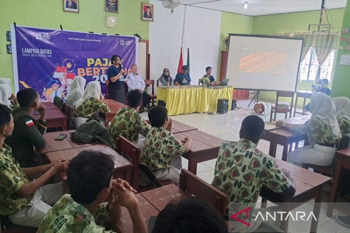 KPP Manokwari edukasi siswa SMA Yapis soal perpajakan