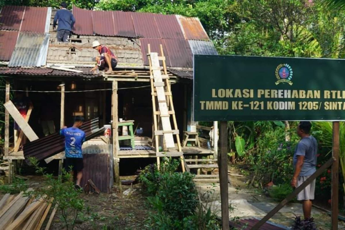 TNI renovasi rumah milik warga kurang mampu di Sintang Kalbar