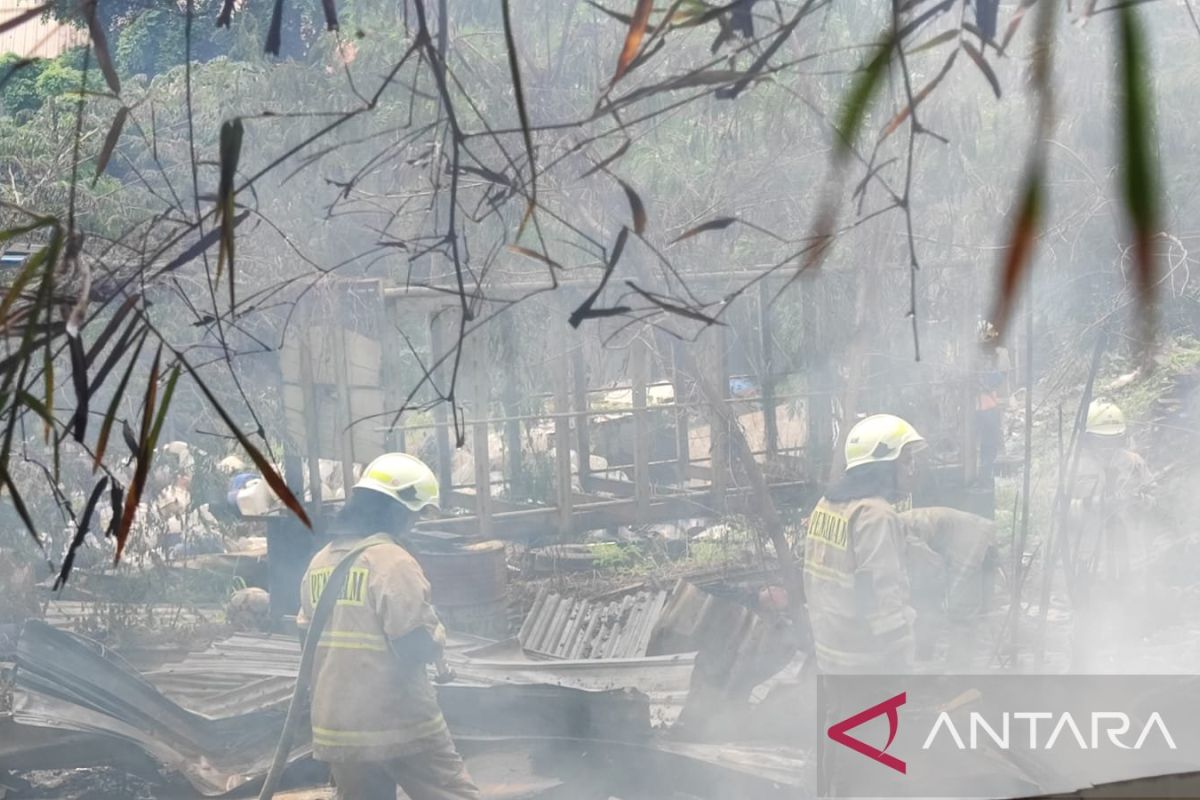 Damkar Jakarta Timur padamkan kebakaran lapak kayu bekas di Duren Sawit