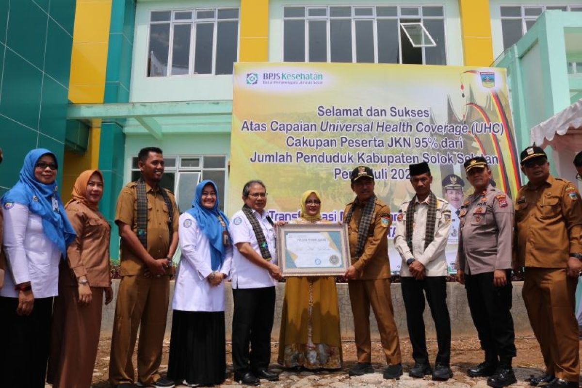 Berhasil capai 100 persen masyarakat terjamin JKN, Pemkab Solok Selatan terima UHC Award 2024