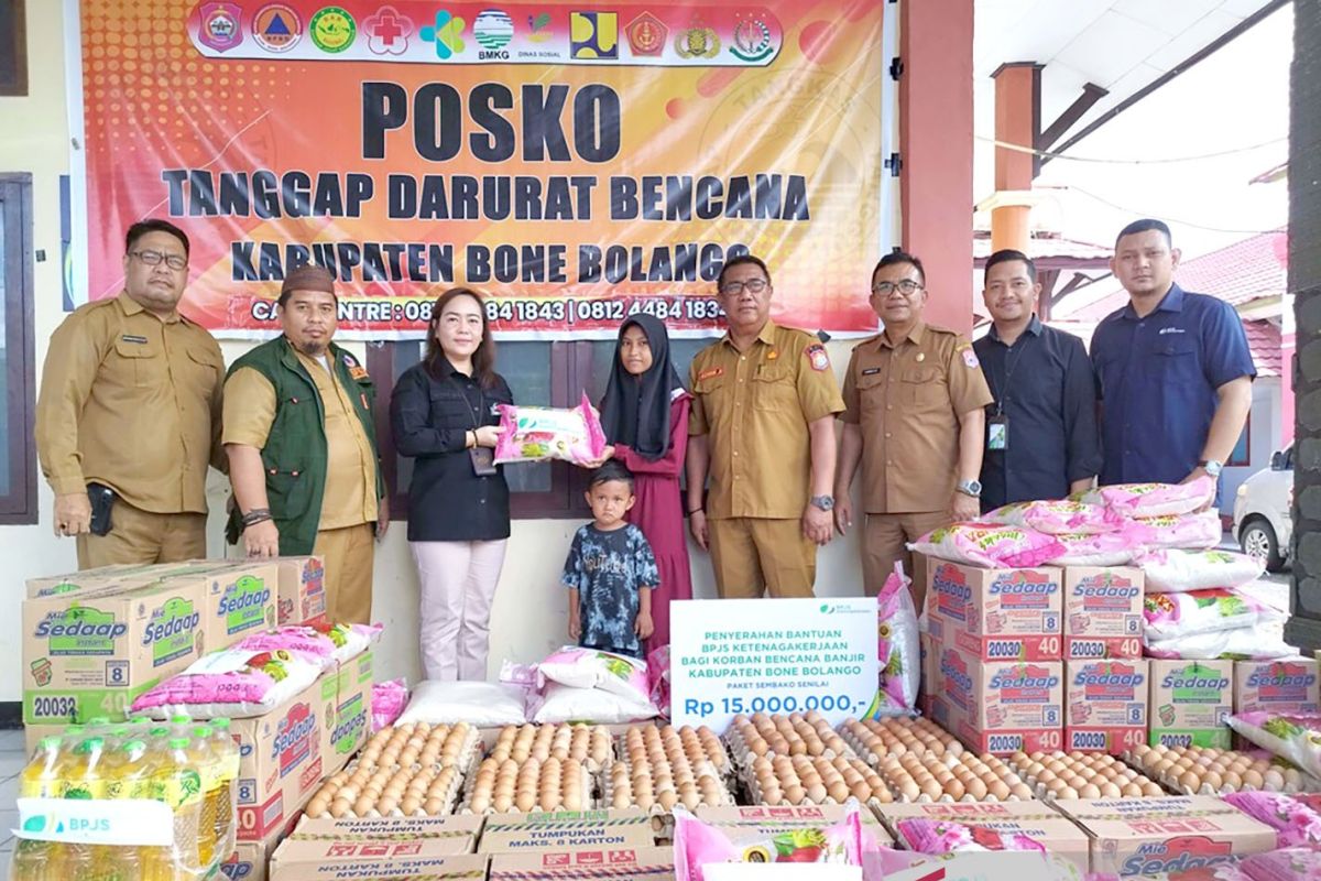 BPJS Ketenagakerjaan Gorontalo serahkan bantuan bagi korban banjir