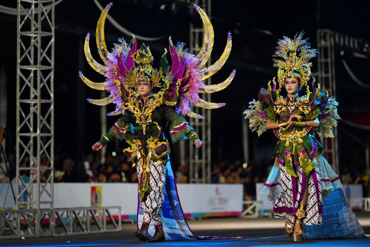 Busana kantong pupuk karya UMKM Petrokimia Gresik meriahkan JFC