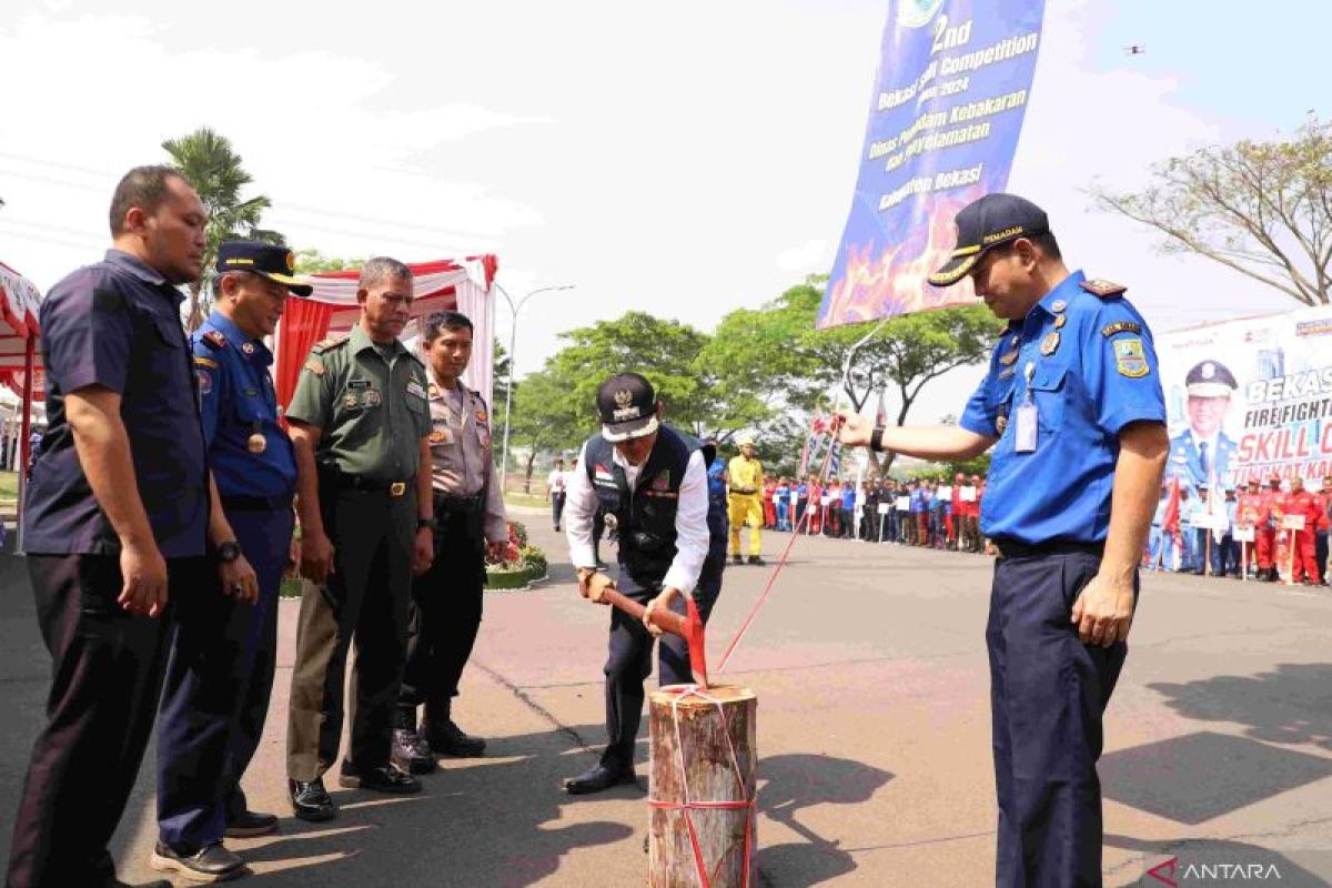 55 regu pemadam dari perusahaan di Bekasi adu tangkas padamkan api