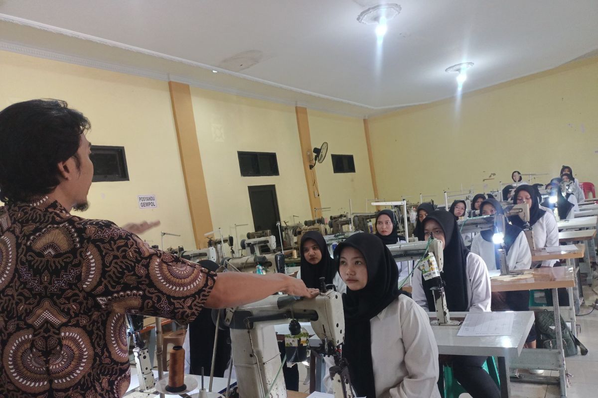 Disnakerin Kabupaten Madiun beri pelatihan untuk puluhan calon tenaga kerja