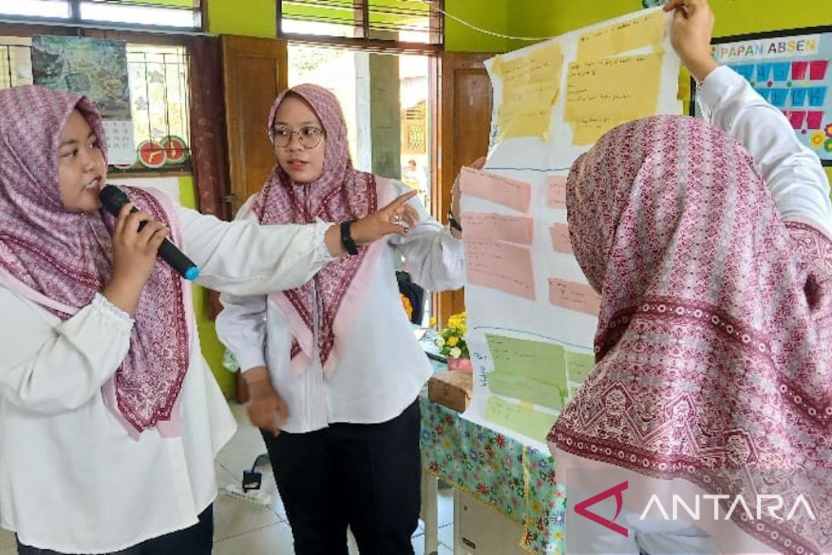 Sejumlah guru di Penajam belajar metode MIKR