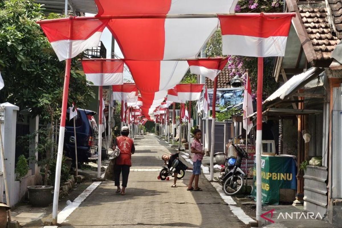 Warga Dusun Sememek Malang pasang bendera Merah Putih raksasa sambut HUT RI
