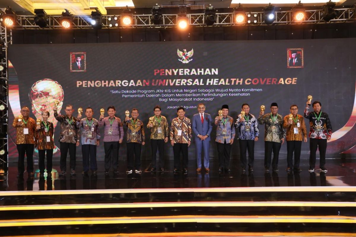 Pemprov dan pemkab/pemkot di Maluku terima penghargaan pencapaian UHC dari Wapres Ma'ruf Amin