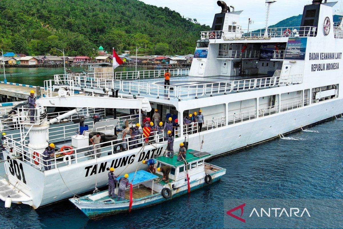 Bakamla RI kerahkan KN Tanjung Datu jemput nelayan Natuna di perbatasan