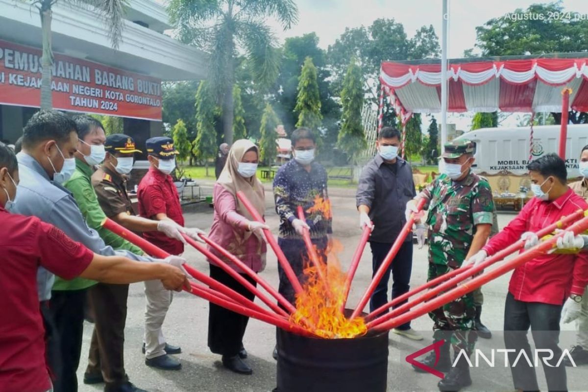 Kejari Kota Gorontalo musnahkan barang bukti 52 perkara inkrah