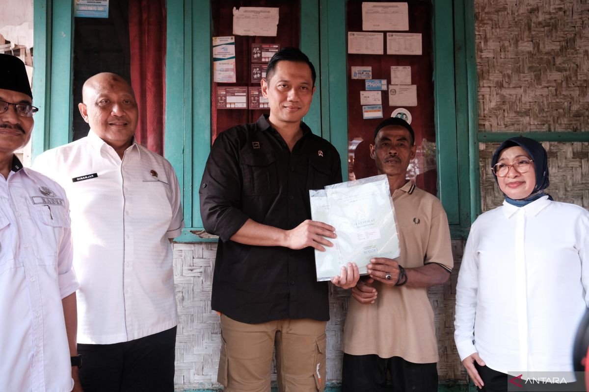 Menteri AHY serahkan sertipikat lahan bagi buruh harian lepas di Kabupaten Bogor