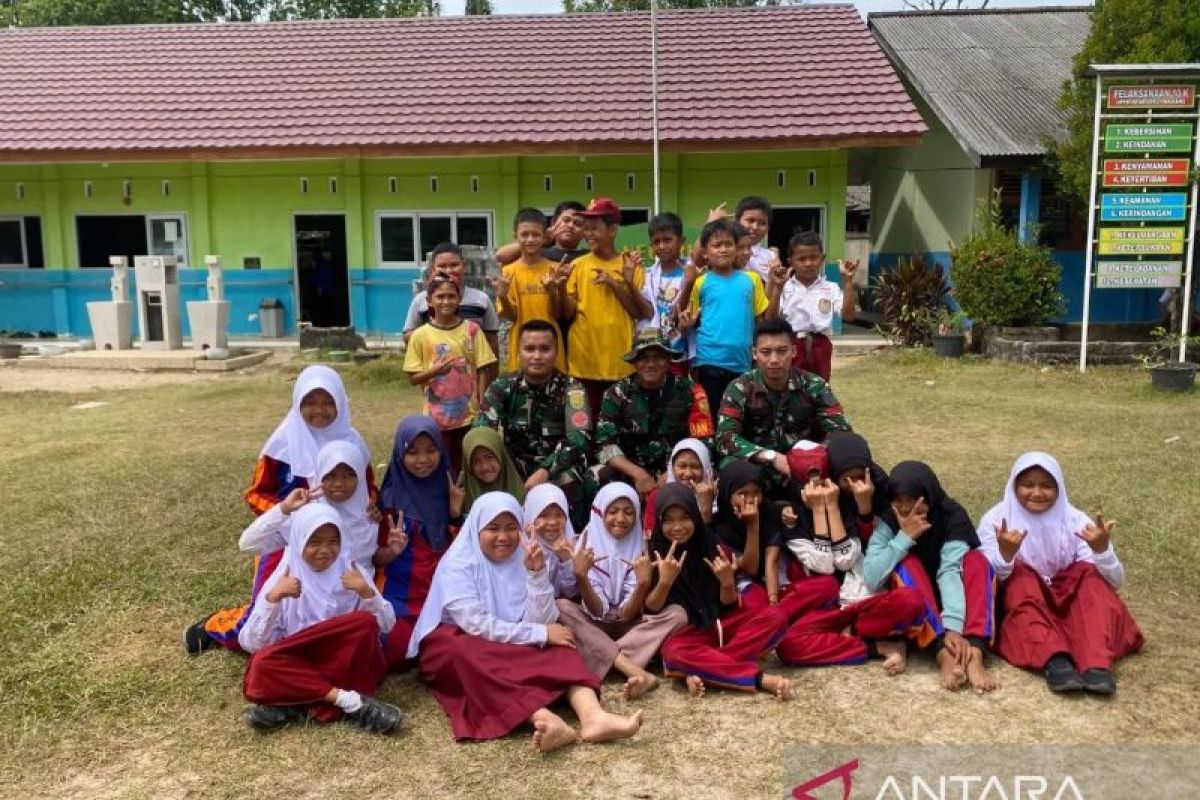 Kehadiran Satgas TMMD ke-121 Kodim 0413/Bangka disambut gembira anak-anak SDN 1 Namang