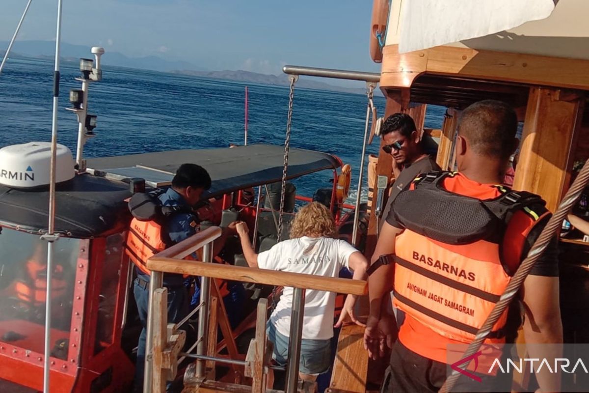 Tim SAR evakuasi korban kapal pinisi yang tenggelam di Labuan Bajo