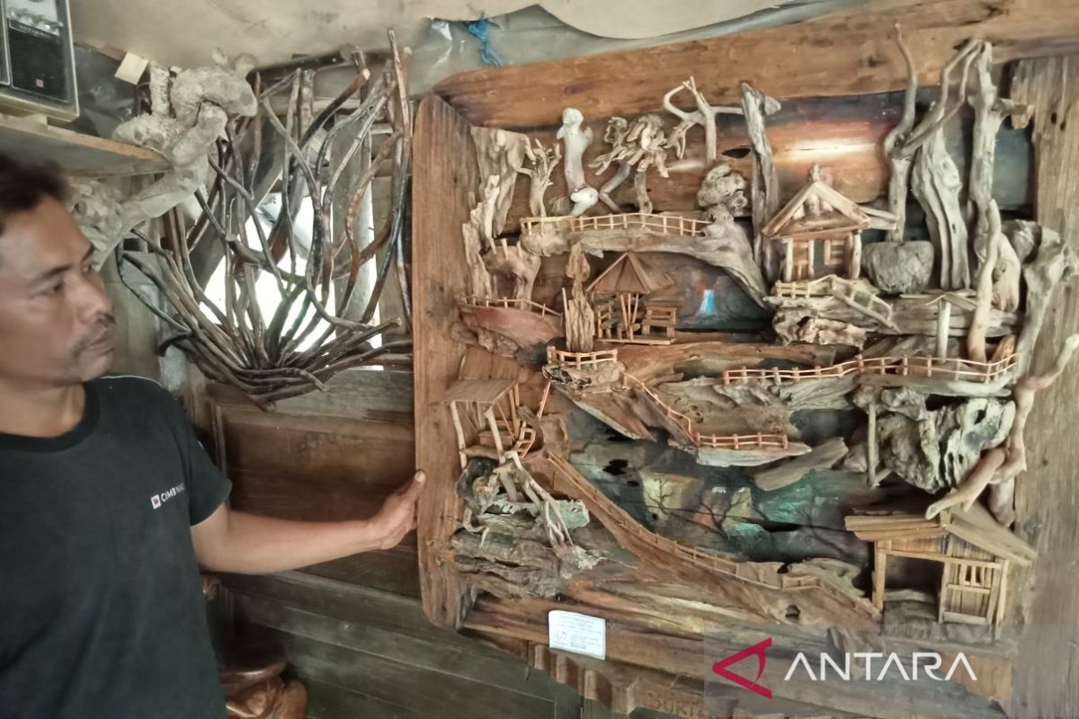 Perajin Bantul mengolah limbah kayu jadi kerajinan lukisan tiga dimensi