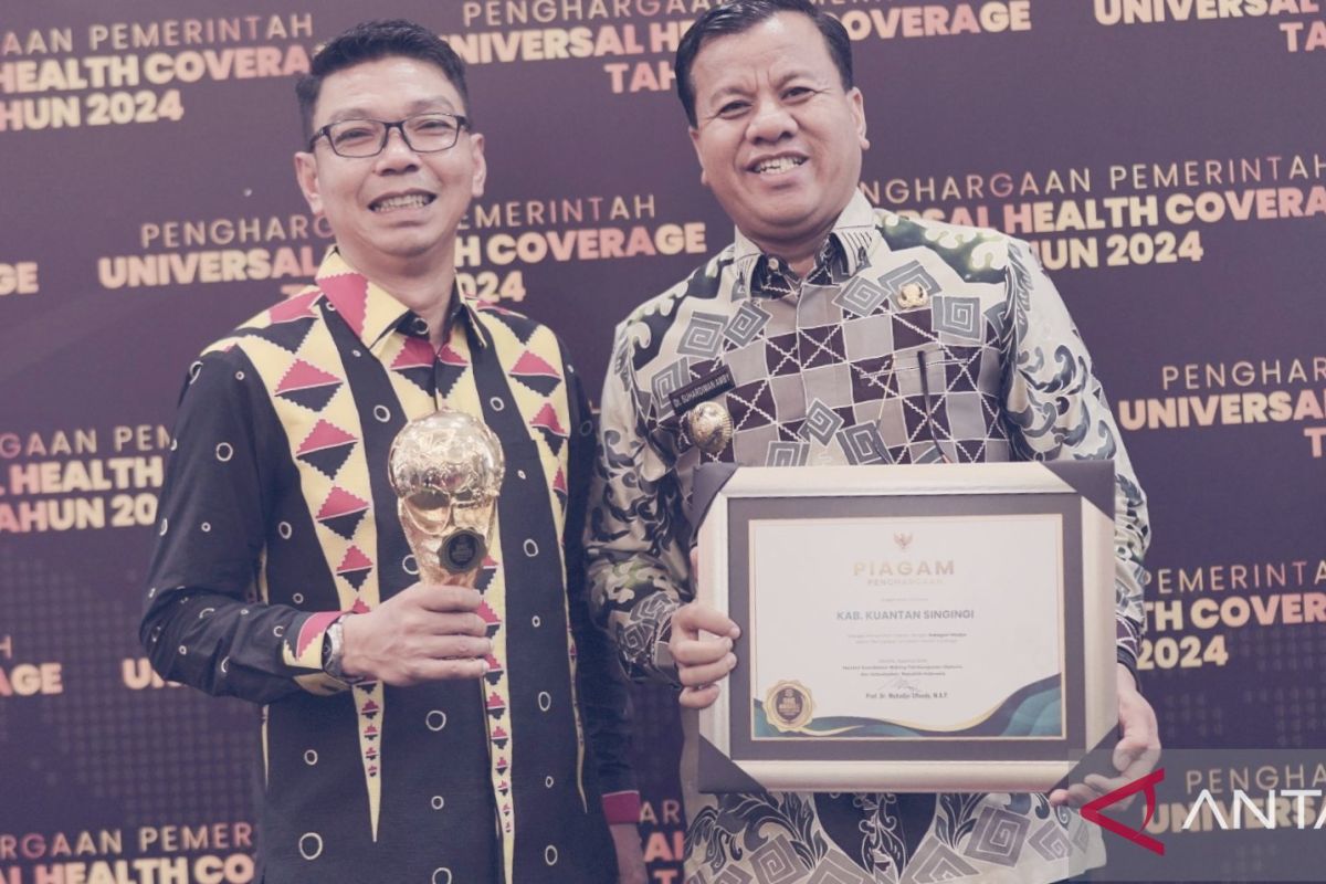 Bupati Kuansing terima penghargaan UHC dari Presiden RI