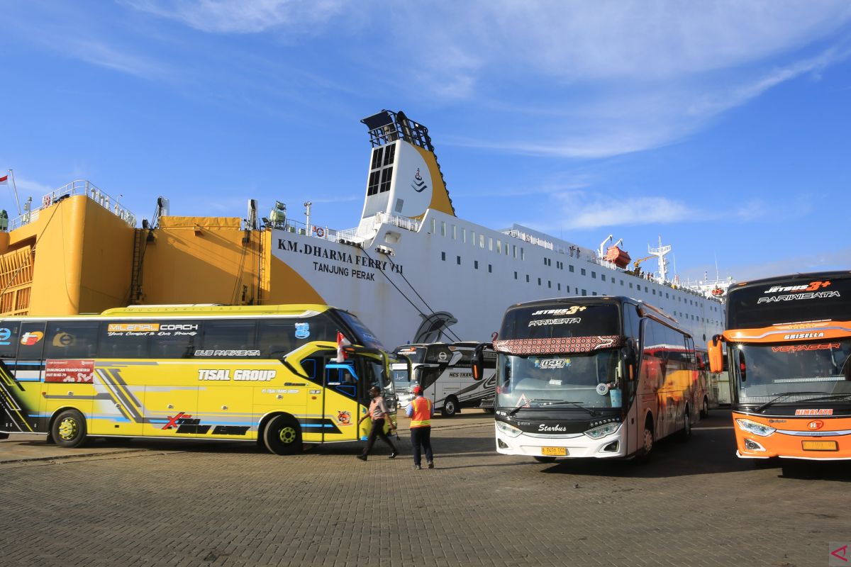 Puluhan armada bus operasional IKN dikirim dari Tanjung Perak