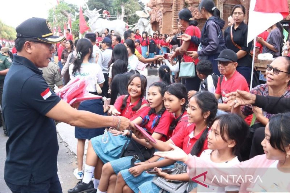 Pemkab Tabanan bagikan 3100 bendera merah putih sambut HUT Kemerdekaan RI