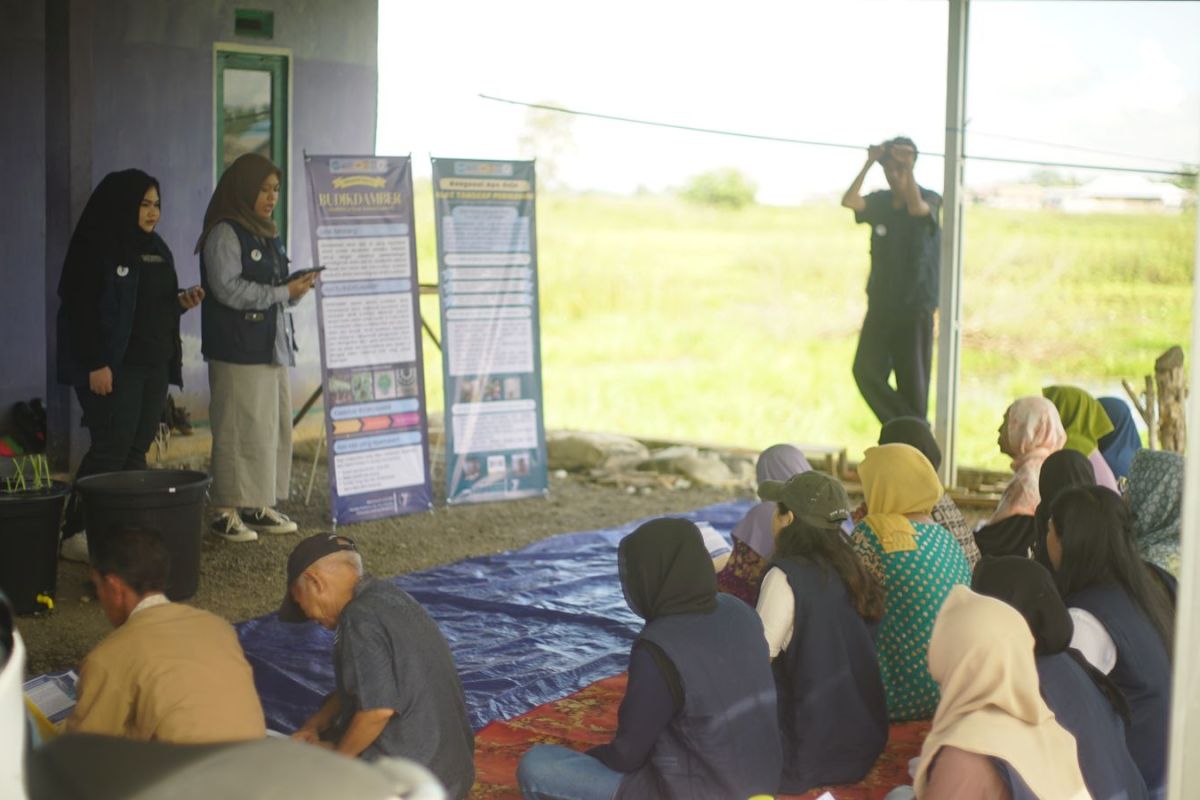 Mahasiswa KKN ULM demonstrasi kan BUDIKDAMBER ke warga Sungai Rangas Ulu