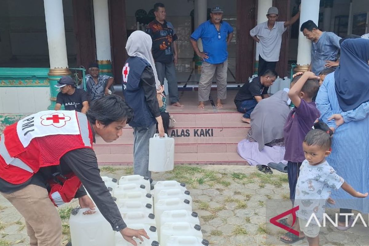 PMI salurkan 342 jerigen di daerah kekeringan Aceh Besar