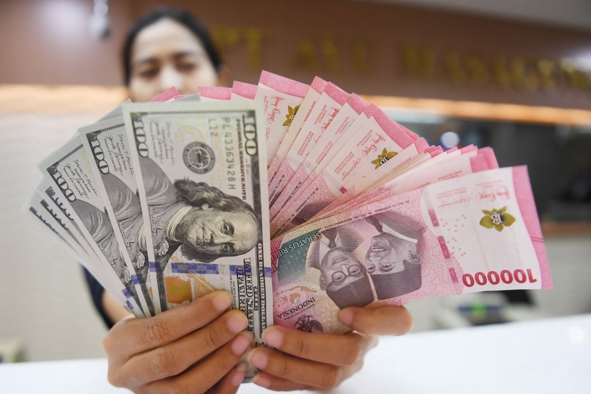 Rupiah jatuh dipengaruhi sinyal kuat pemotongan suku bunga AS