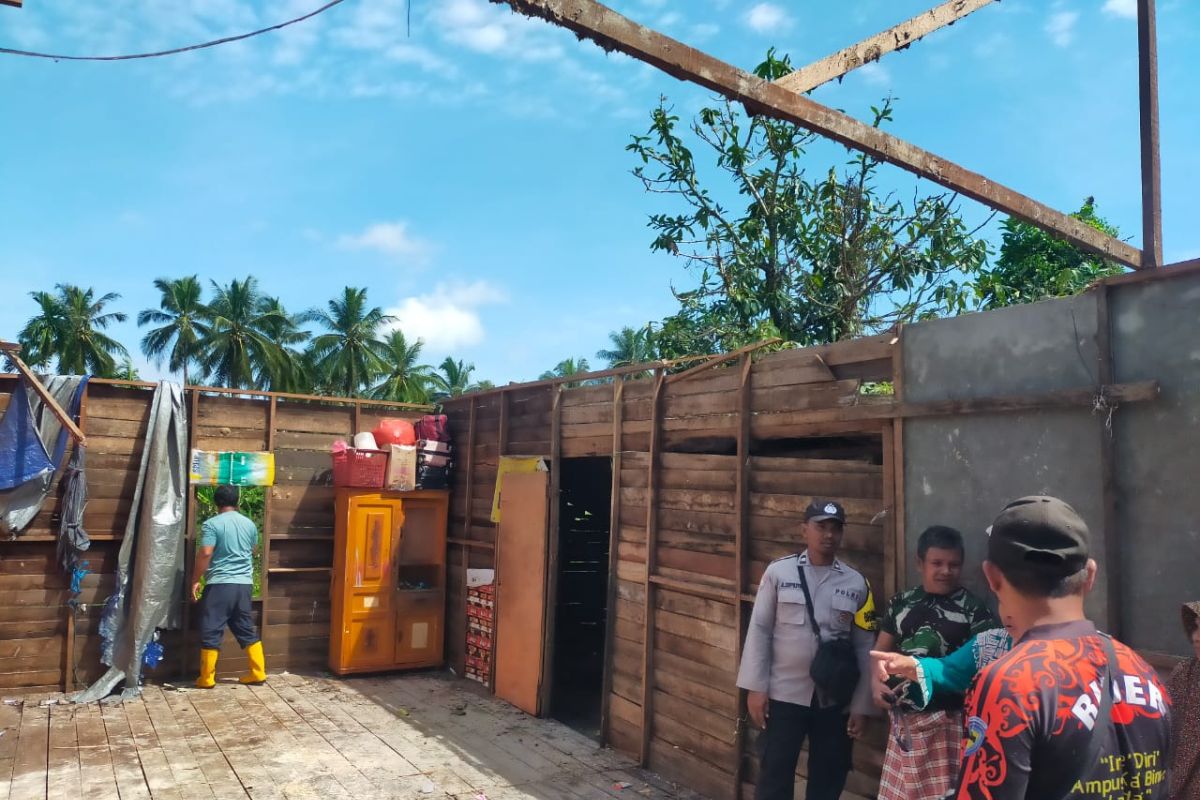 16 rumah di Kubu Raya rusak berat akibat puting beliung