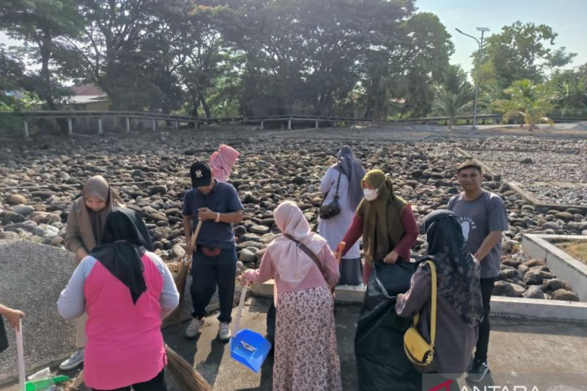 Kerahkan ratusan ASN, Pemkot Banda Aceh bersih sampah destinasi wisata jelang PON XXI