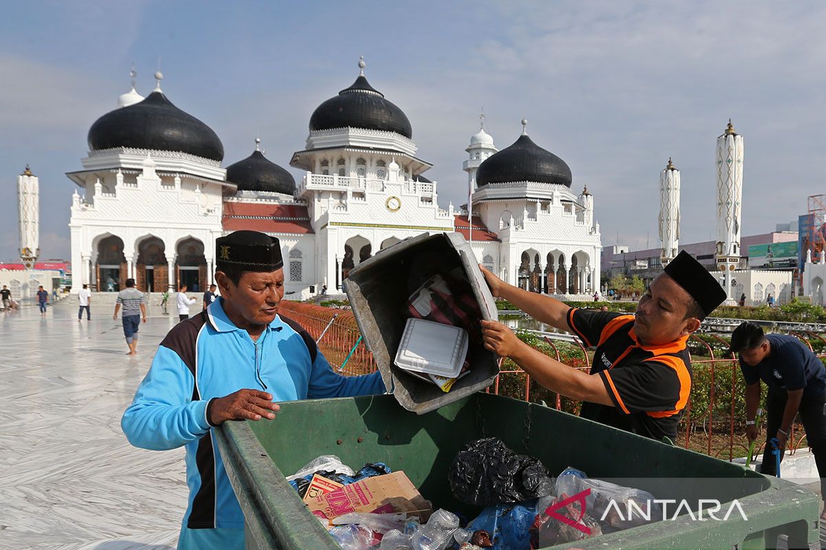 FOTO - Aksi Jumat Bersih semarak PON Aceh-Sumut