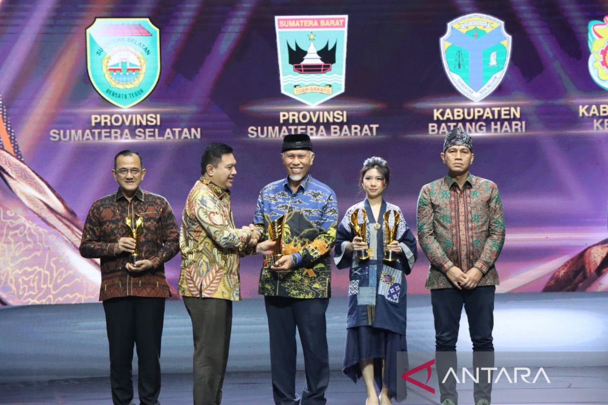 Gubernur Mahyeldi Raih Penghargaan Nasional Pimpinan Daerah Award 2024